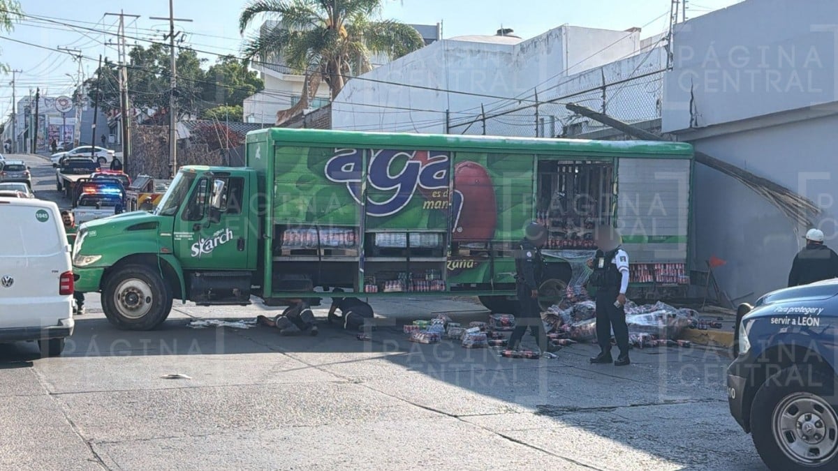 ¡Terrible! Camión se queda sin frenos en subida y se lleva a motociclista en Cervantes