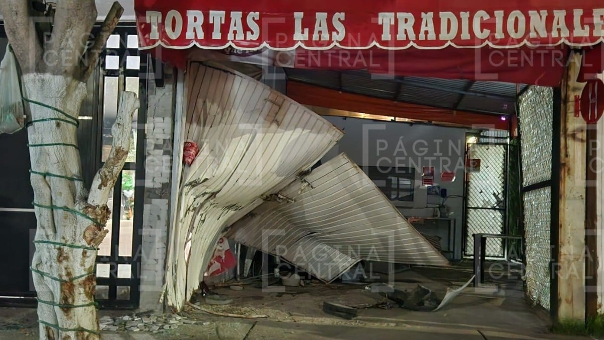 ¡Conflicto vial termina en choque! Conductor se va contra poste y local de comida