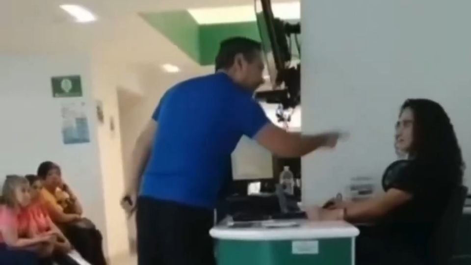 VIDEO Sujeto arremete con mortal amenaza contra enferma del IMSS por presuntos maltratos