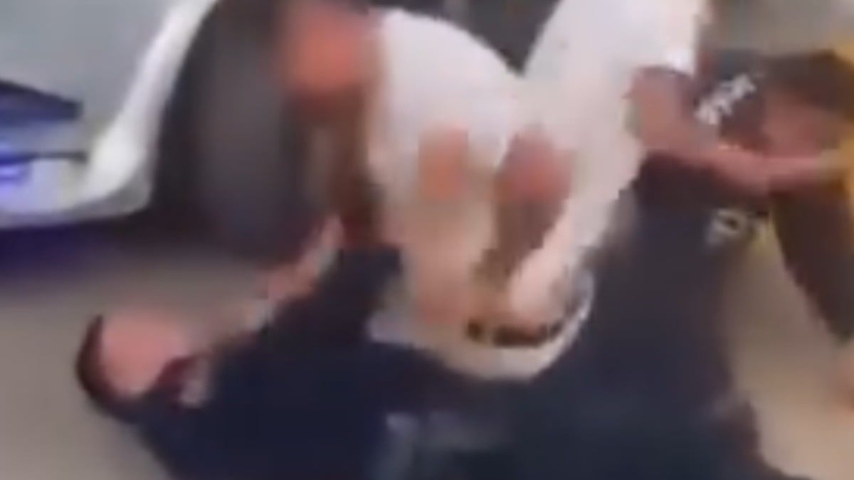 VIDEO ¡Hasta el piso! Así policías detuvieron a dos presuntos ladrones