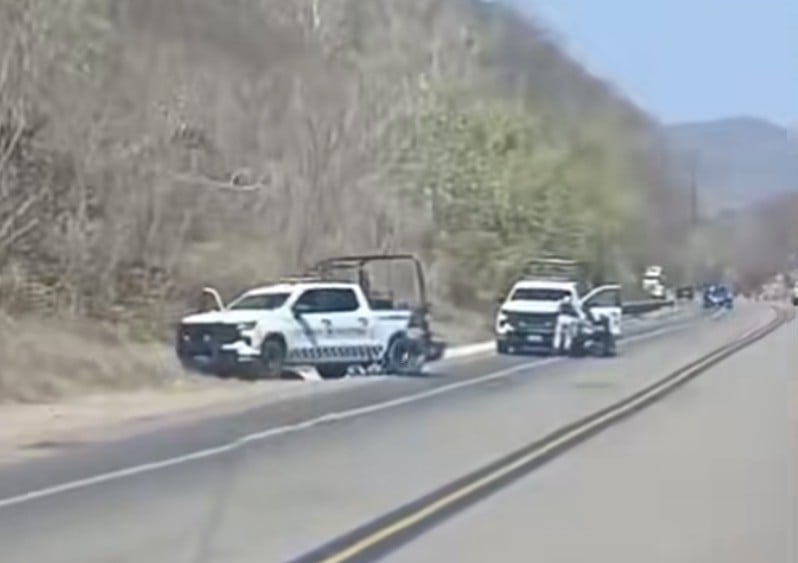 VIDEO Balacera en plena carretera; GN vs pistoleros