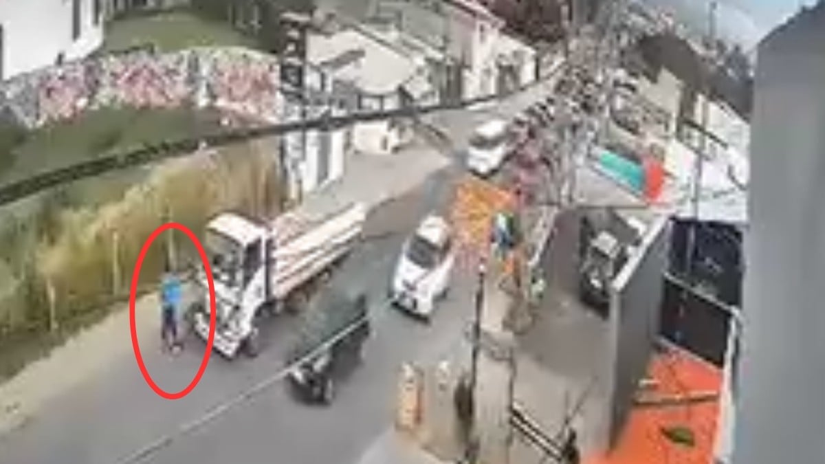 VIDEO ¡Escalofriante! Ciclista muere al ser atravesado por una varilla en plena avenida