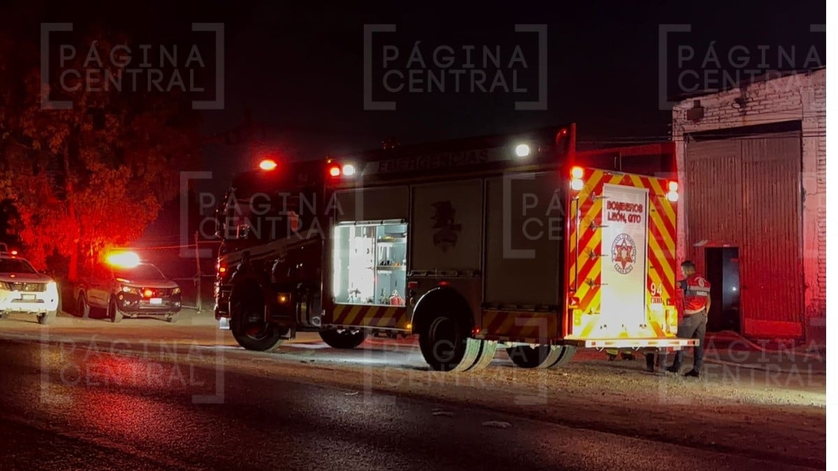 ¡Fuegoooo! Se incendia fábrica de curtiduría en la carretera León-Manuel Doblado
