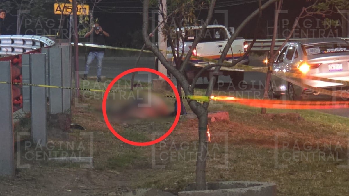 ¡Salió disparado! Motociclista murió en Morelos al derrapar en curva y chocar con contención