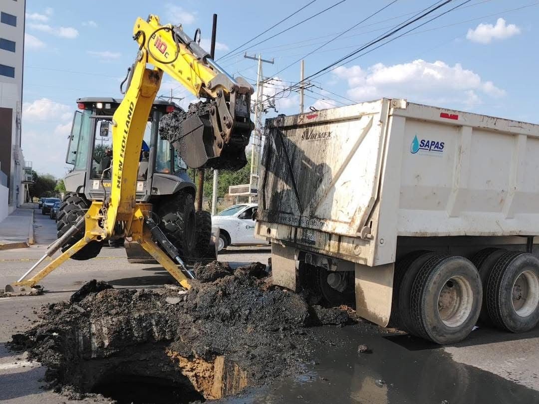 Caos vial en la Silao-León: Surgimiento de socavón provoca cierre total de la carretera
