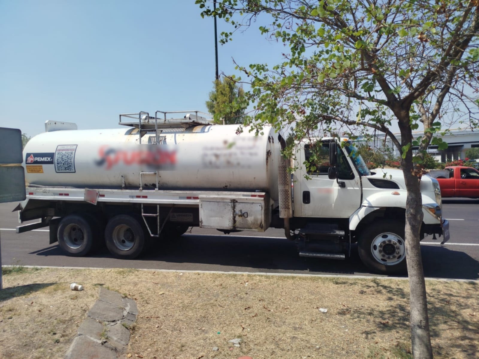 ¡Iba a exceso de velocidad! Cae chofer con 20 mil litros de huachicol en esta carretera