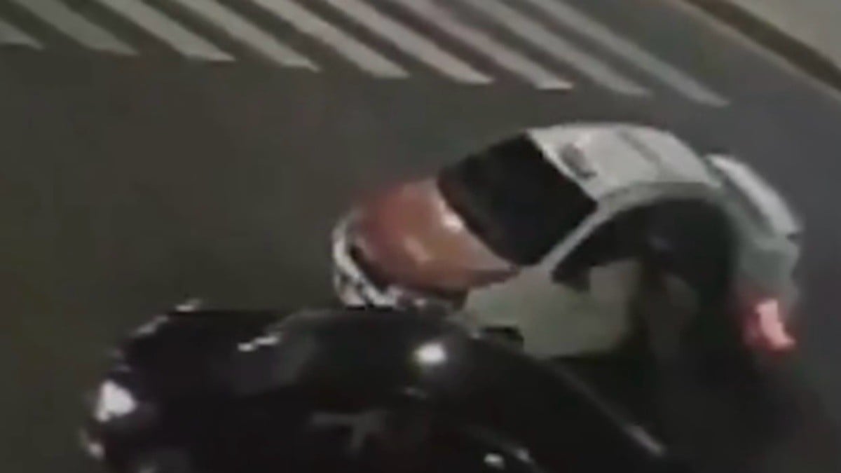 VIDEO ¡Salió volando! Motociclista choca contra taxista