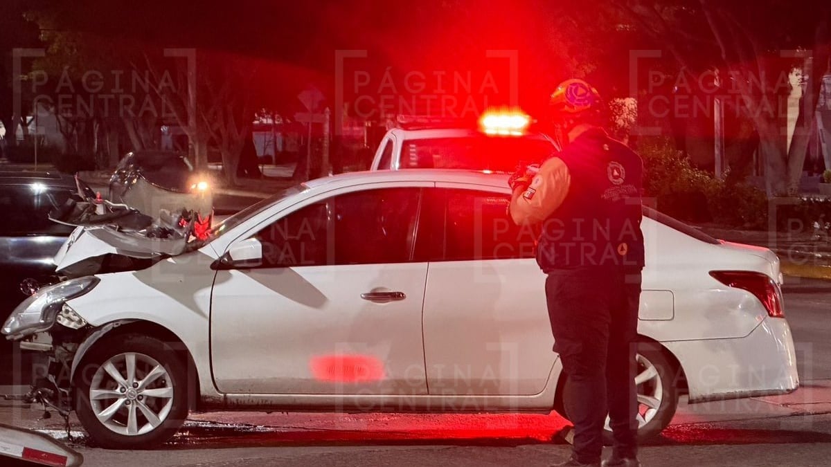 Joven resulta lesionado tras chocar contra semáforo en bulevar Campestre