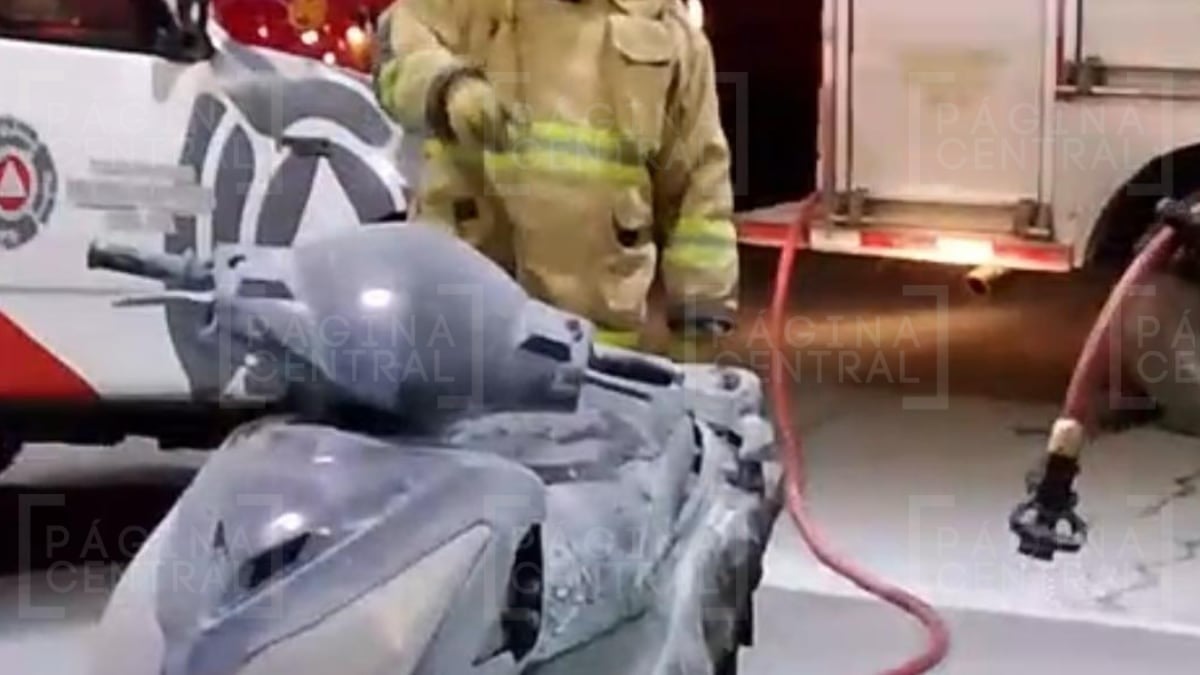 Motocicleta se incendia mientras cargaba gasolina en León Motocicleta se incendia mientras cargaba gasolina en León