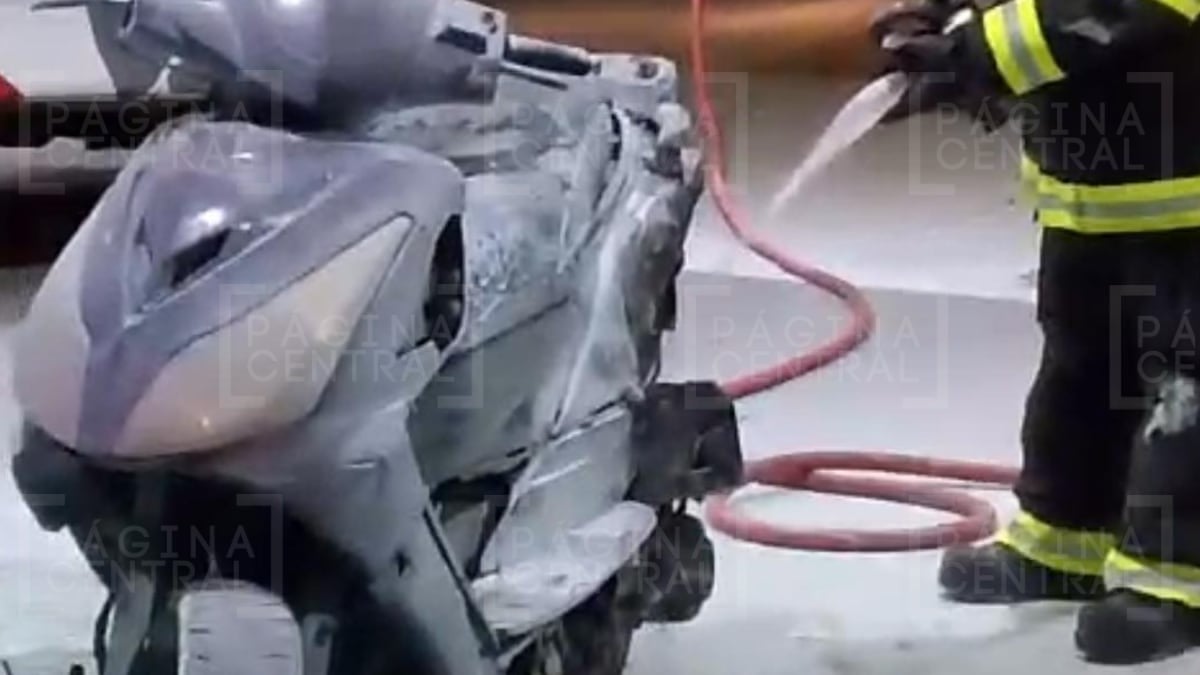 Motocicleta se incendia mientras cargaba gasolina en León Motocicleta se incendia mientras cargaba gasolina en León