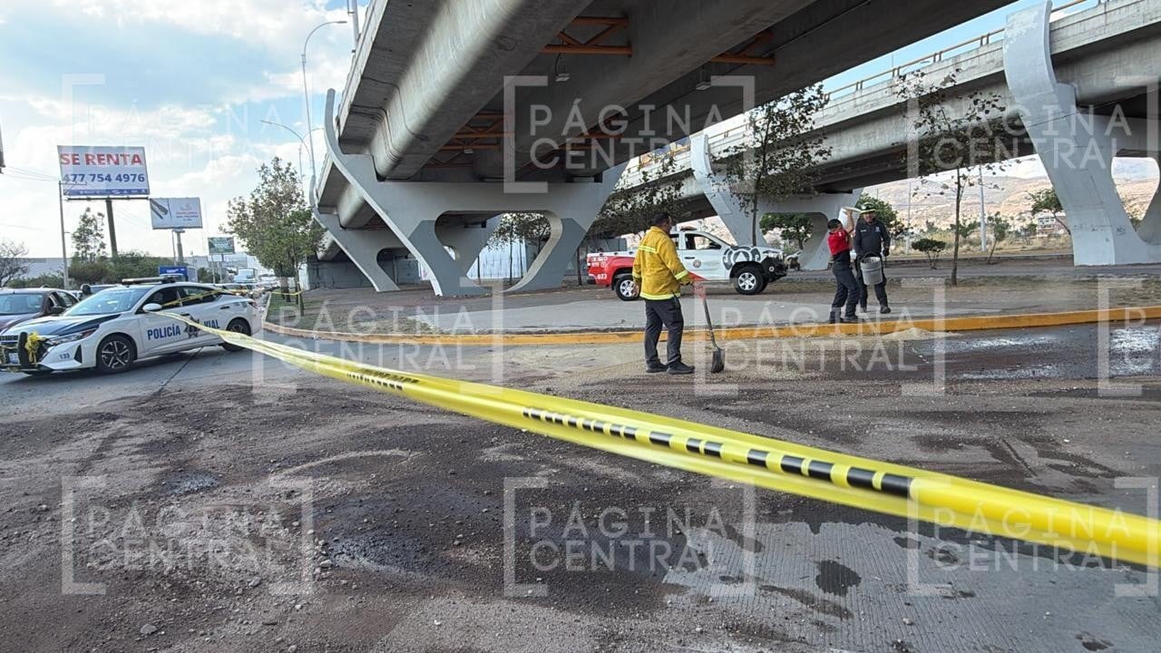 ¡Ten cuidado! Derrame de aceite provoca accidente en el bulevar Morelos y colapsa el tráfico
