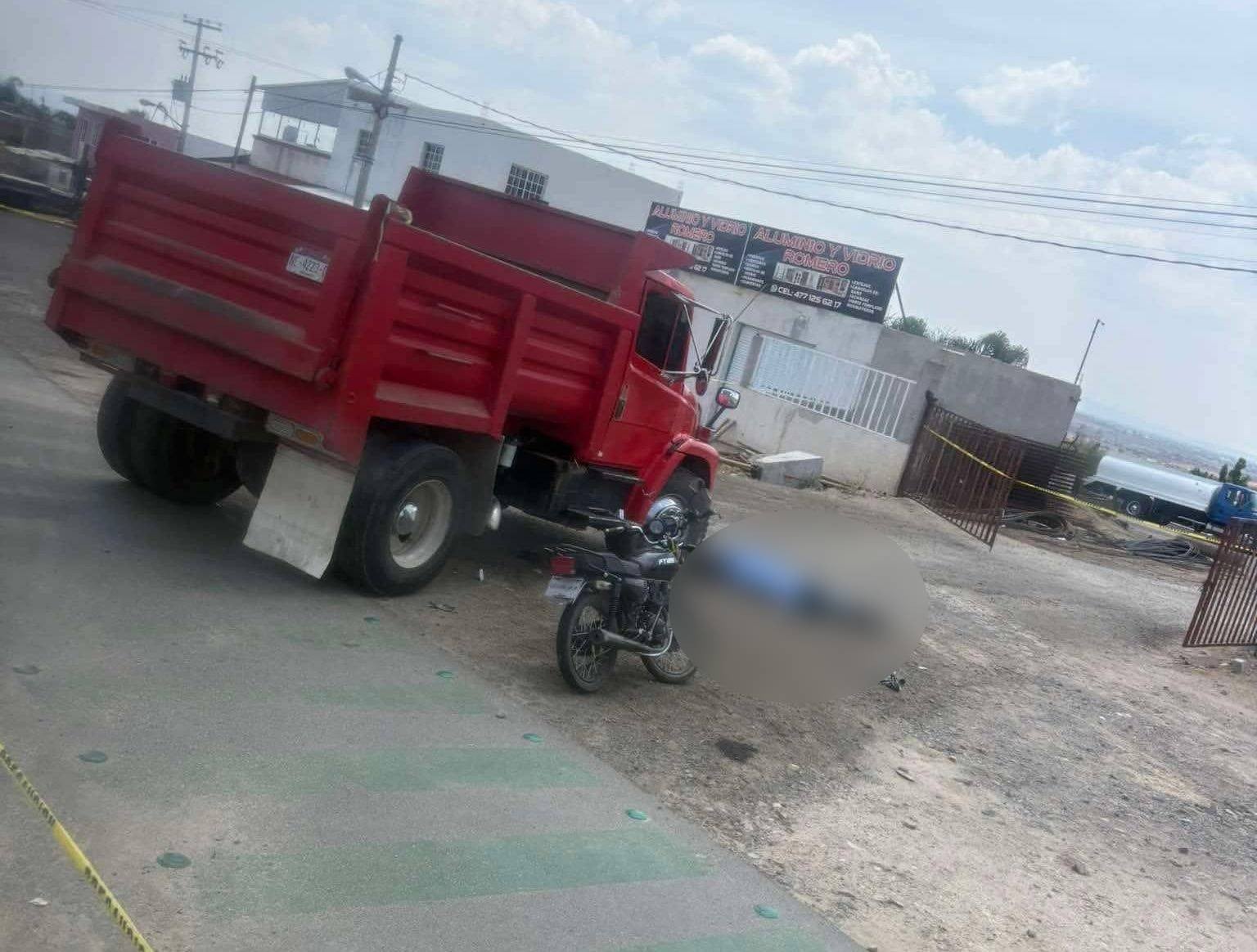 Camión de volteo y moto chocan en Lomas de Comanjilla; José murió en el lugar