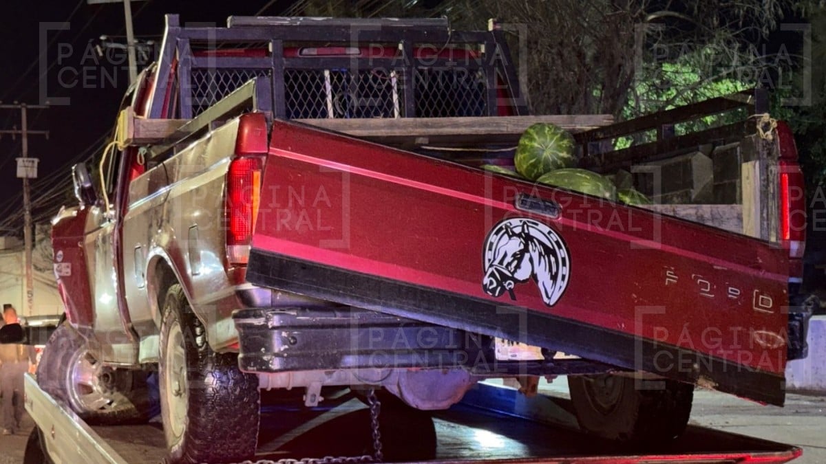 ¡Trancazo! Conductor de camioneta cargada con sandías volcó en Arroyo Hondo y huyó