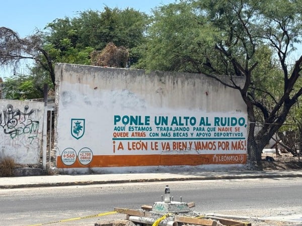 Exigen regidores a Comunicación Social aclarar uso del color naranja en campaña de obra pública