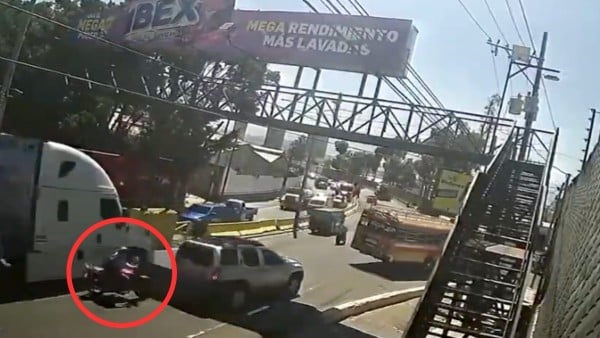 VIDEO Motociclista iba en medio de carriles cuando de pronto un tráiler lo atropelló