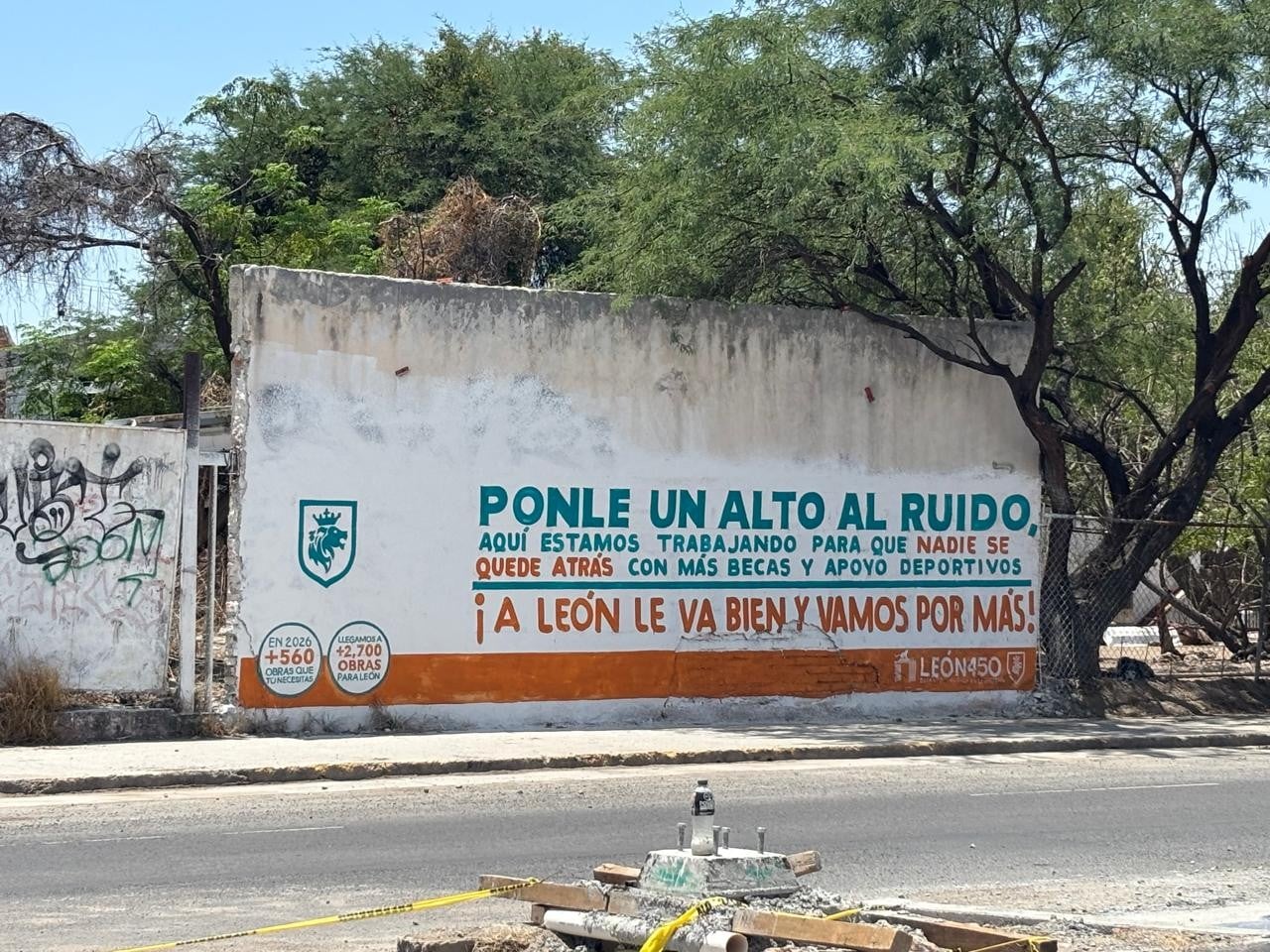 Exigen regidores a Comunicación Social aclarar uso del color naranja en campaña de obra pública
