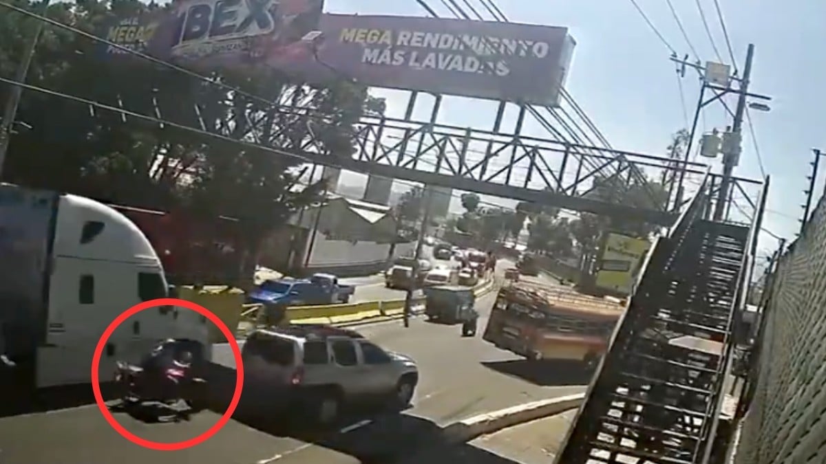 VIDEO Motociclista iba en medio de carriles cuando de pronto un tráiler lo atropelló