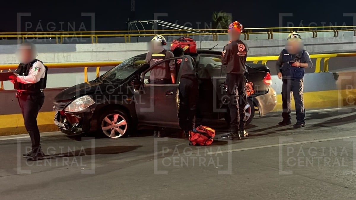 ¡Contra el muro! Conductor pierde control de auto y se estampa en contención frente a Altacia