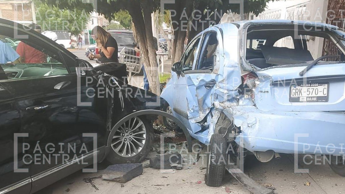 Conductora pierde el control en un tope y provoca aparatosa carambola en El Granjeno