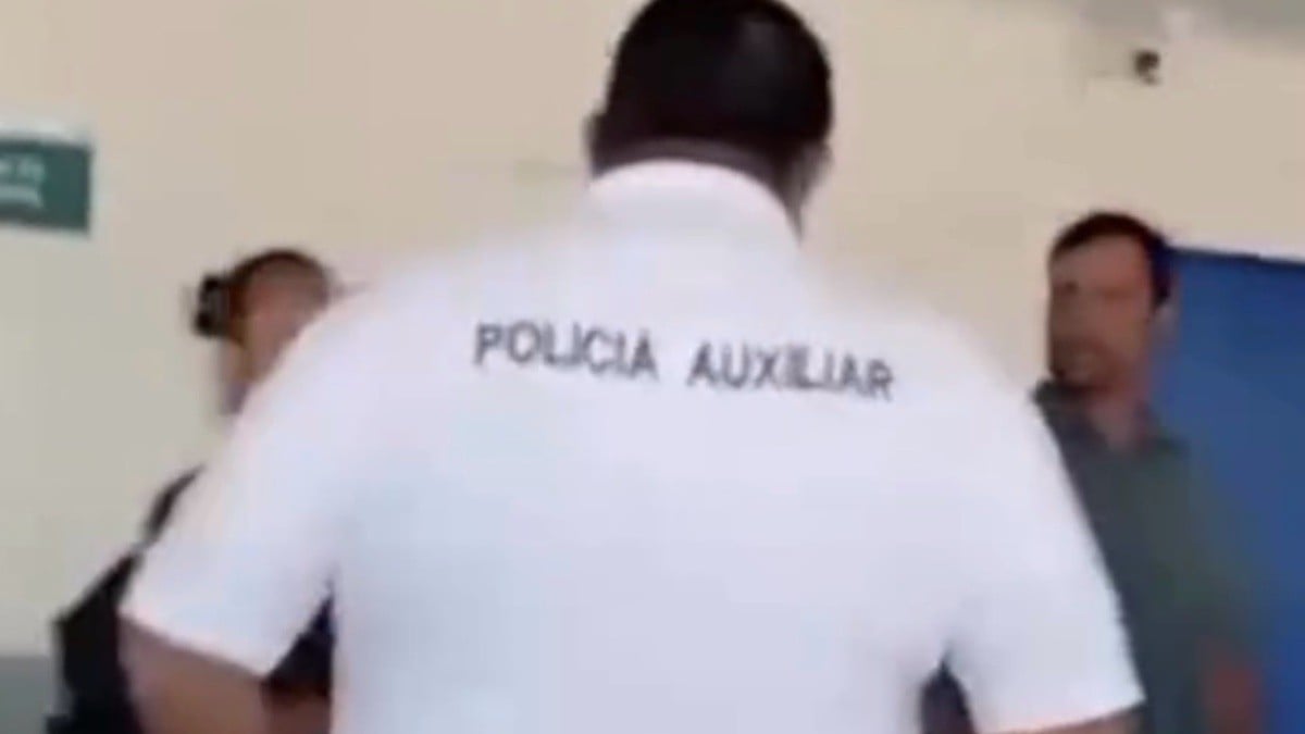 VIDEO ¡Lo atacó y arrastró! Médico arremetió brutalmente contra paciente