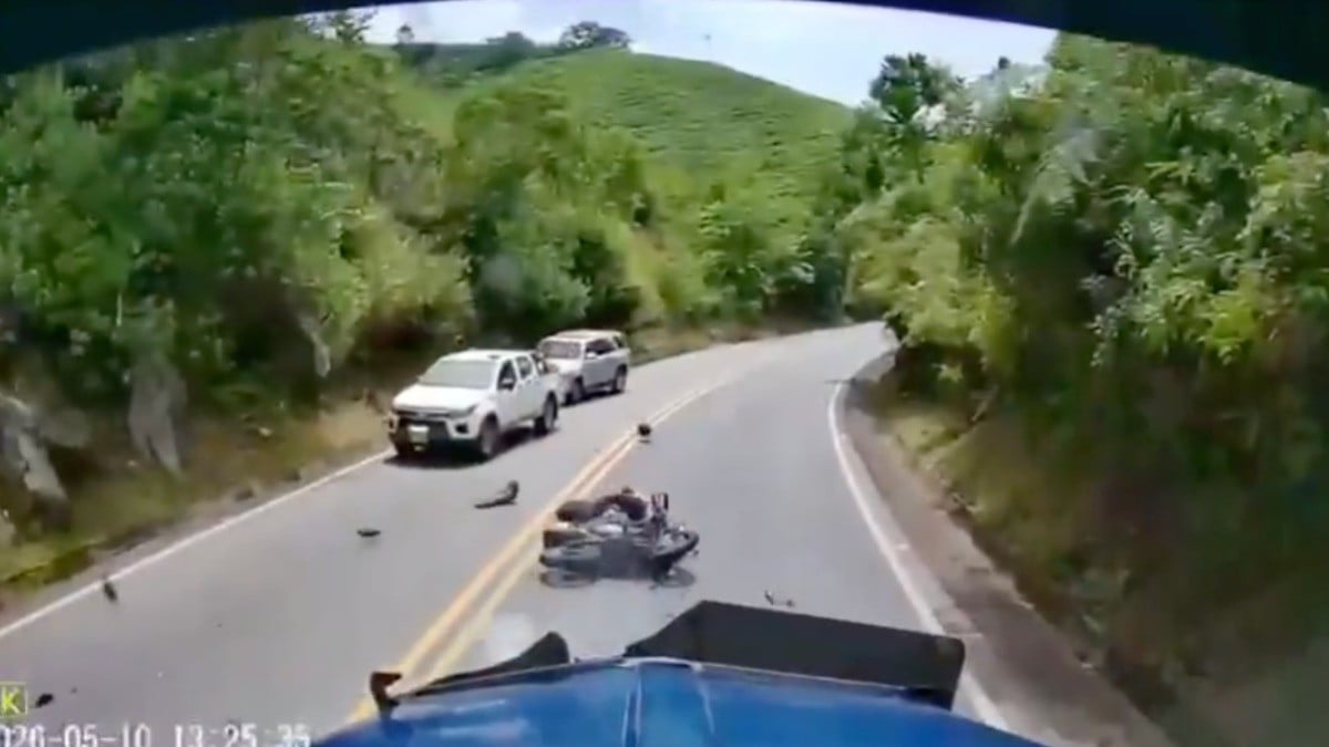 VIDEO “No supo tomar la curva” Dos motociclistas mueren en choque de frente contra tráiler