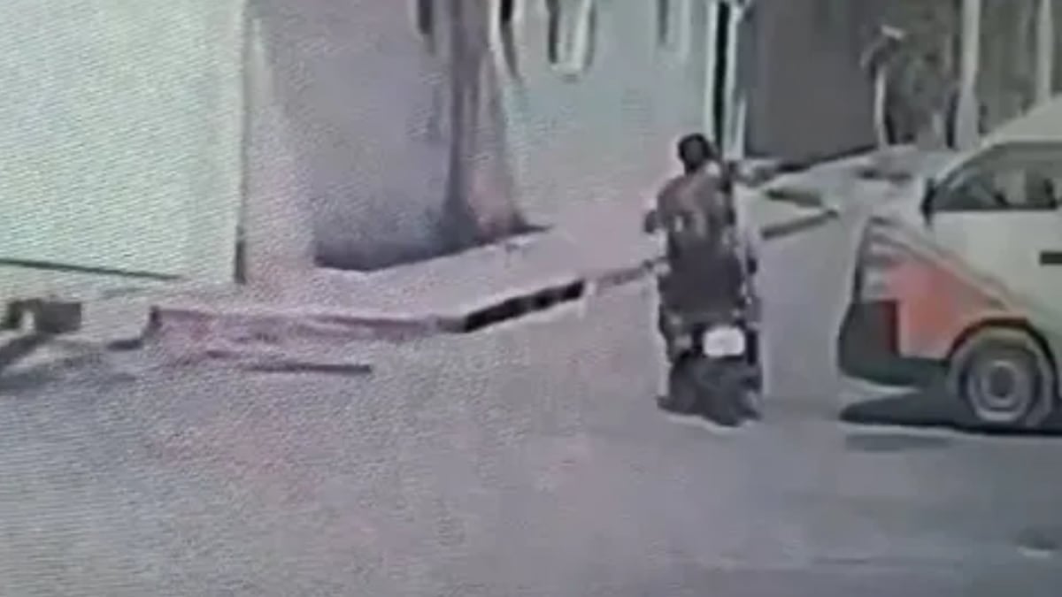 VIDEO ¡Sin casco y sin fijarse! Así dos jóvenes fueron atropellados tras imprudencias