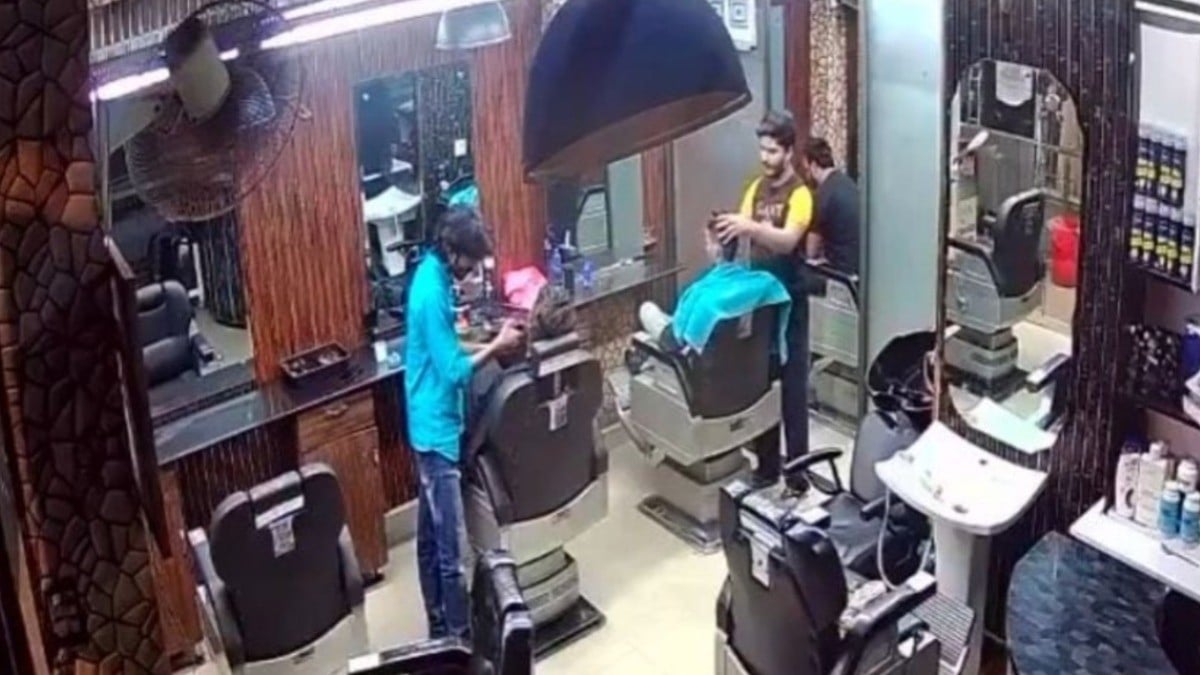 VIDEO Muestran a barbero masajeando a cliente en el cuello y al parecer todo salió mal
