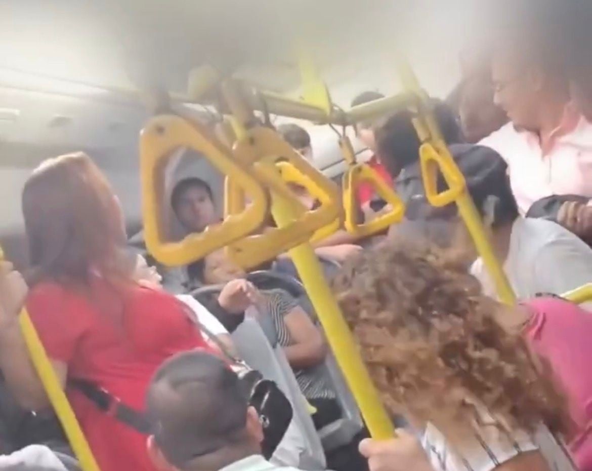 VIDEO ¡Se armó la campal! Pelea en pleno transporte público