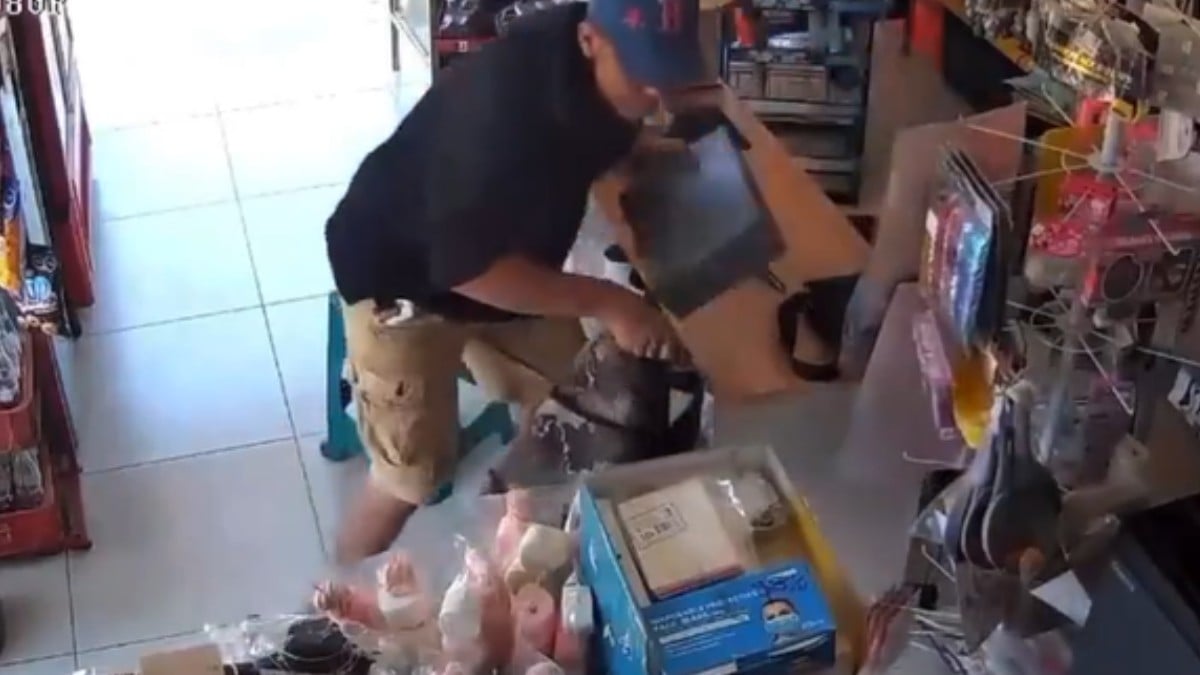 VIDEO ¡Violento asalto! Sujeto apuñala a una joven de 18 años para robar una papelería