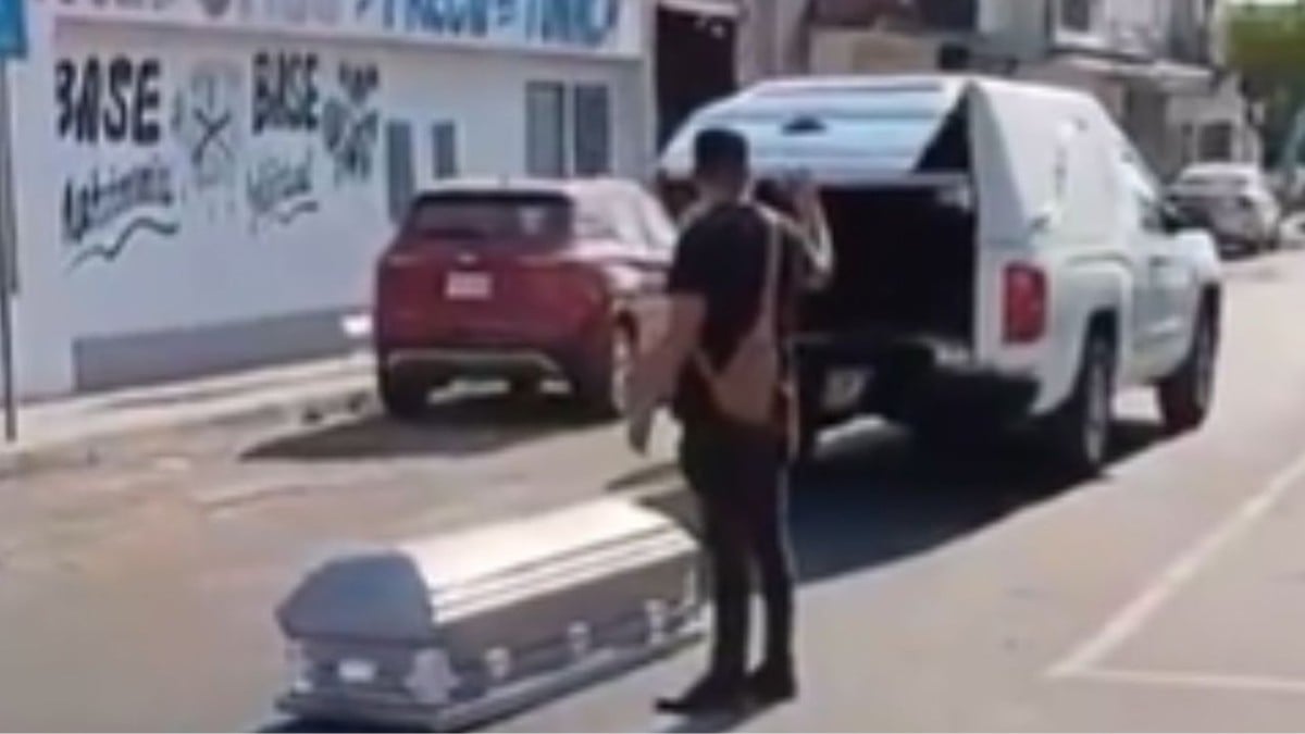 VIDEO ¡Cuidado con el muertito! Captan cuando ataúd se cae de una carroza funeraria