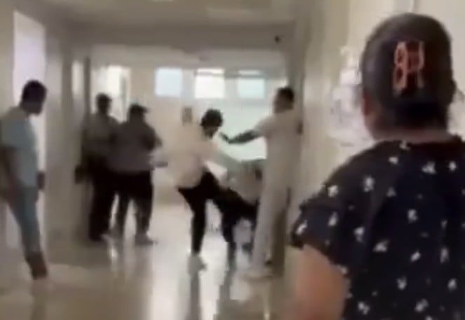 VIDEO ¡Otra en hospital! Pelea entre personal médico y paciente