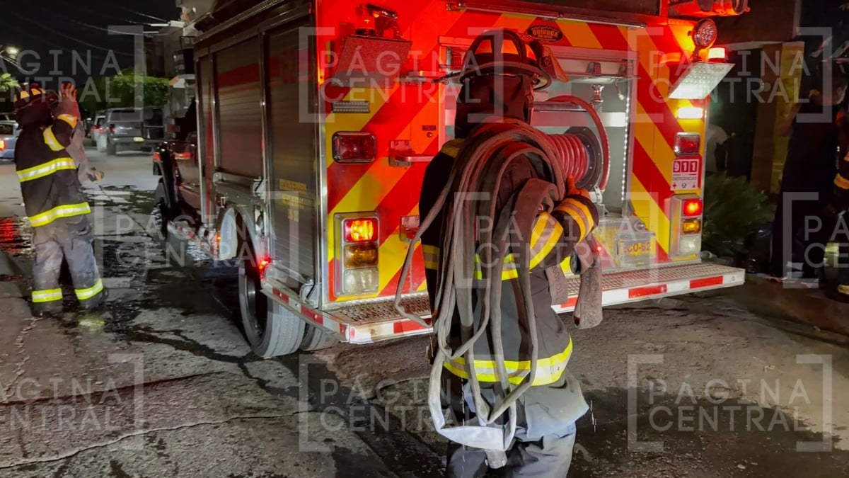 ¡Se desataron las llamas! Fuerte incendio consume un domicilio en San Juan Bosco