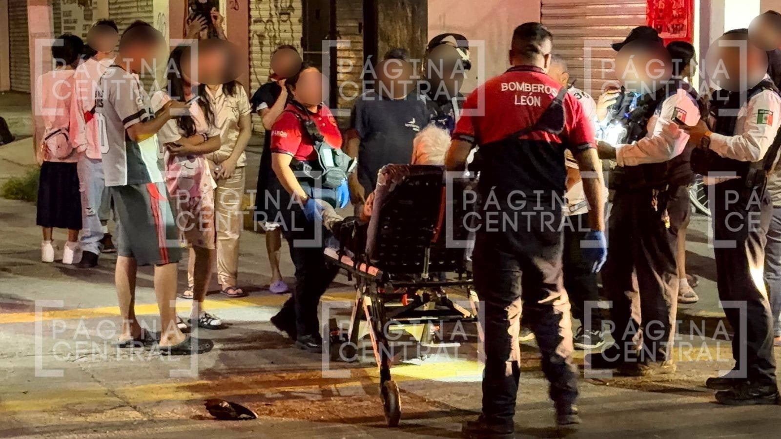 Chocan moto y bicicleta: Auxilian a abuelito lesionado por accidente en bulevar Hidalgo