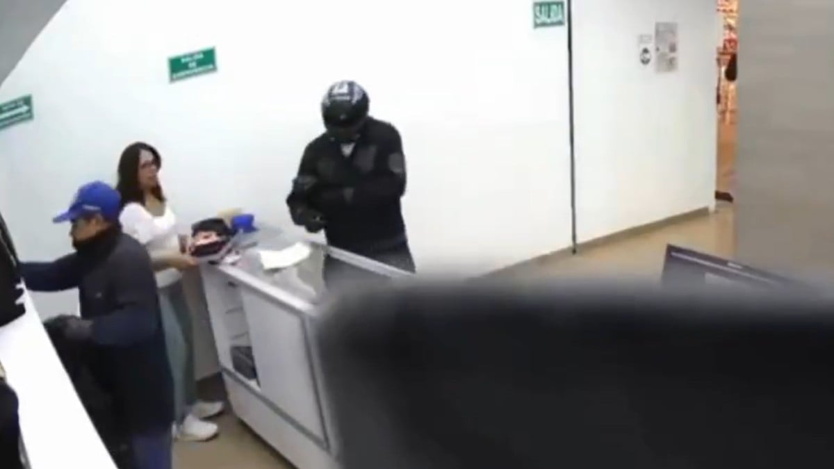 VIDEO ¡Se llevaron tres millones en menos de 40 segundos! Captan asalto a una joyería