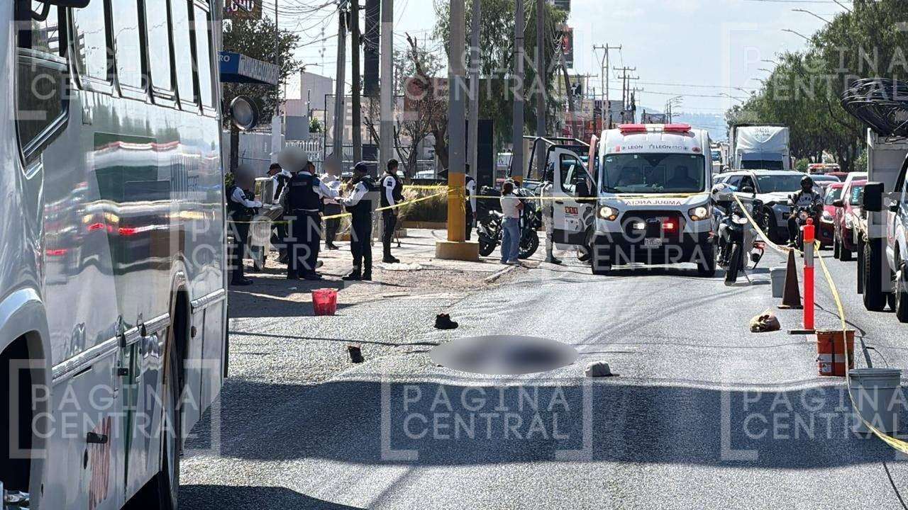 Colapsa tráfico en bulevar Aeropuerto: Muere hombre arrollado por urbano frente a los outlets