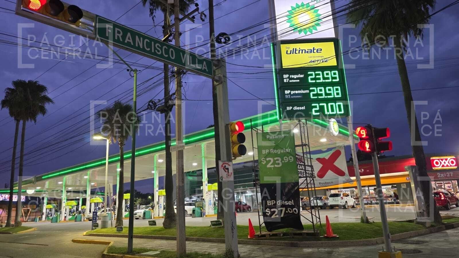 Exhibe Profeco en León a gasolinera con precios altos; colocan lona de advertencia