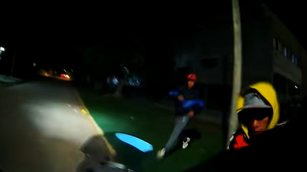 VIDEO Sujetos roban la moto a chofer de plataformas; víctima los ahuyenta a balazos