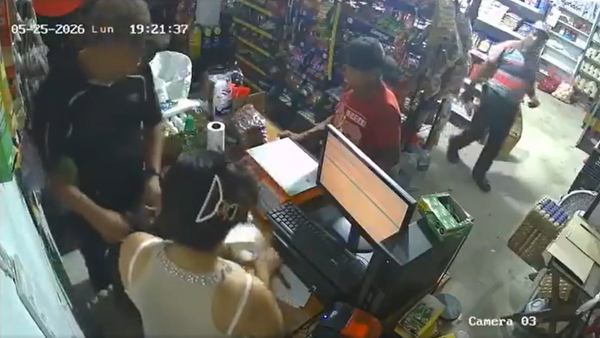 VIDEO ¡Frustra asalto a machetazos! Hombre se enfrenta a ladrón dentro de una tienda