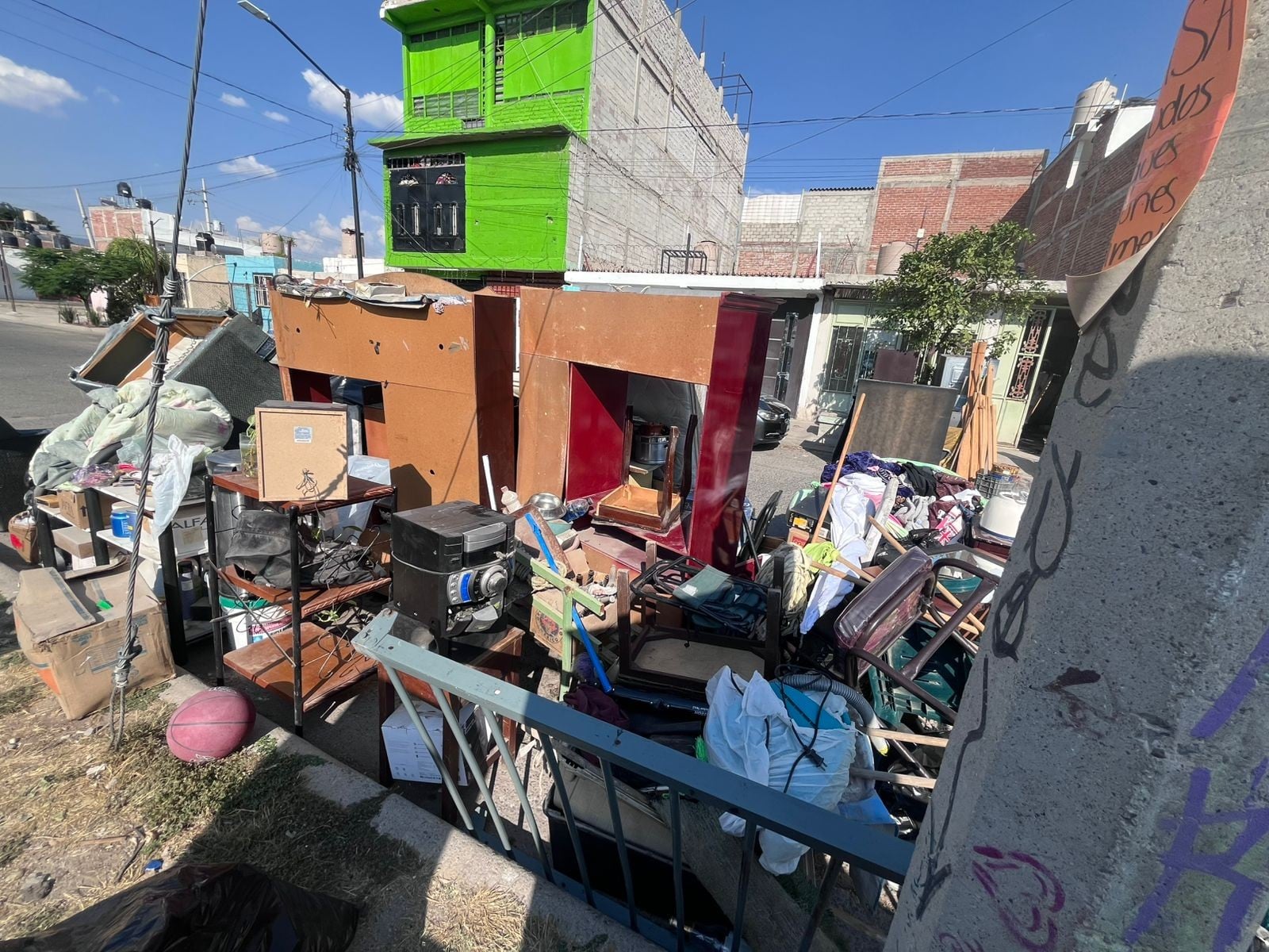 Familias protestan frente a Presidencia tras sufrir desalojo de sus viviendas en Villas de San Juan