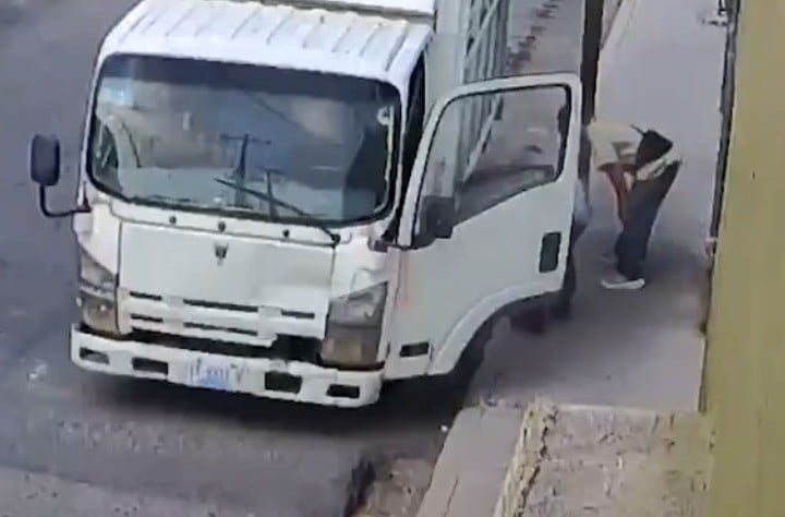 VIDEO ¡Terminó en el piso! Le piden ayuda, era engaño, lo golpean y asaltan