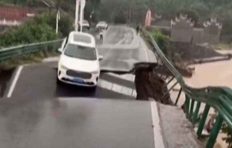 VIDEO ¡Impactantes imágenes! Así un auto cayó al vacío con derrumbe de puente