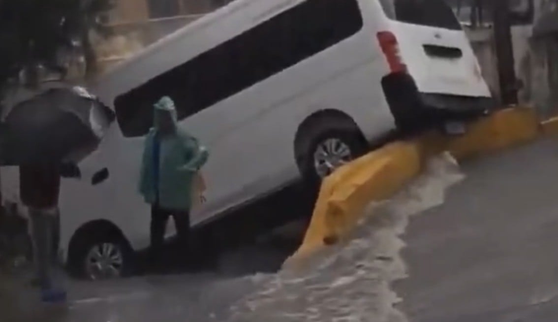 VIDEO ¡Se fue! Fuertes corrientes arrastran transporte público por pendiente