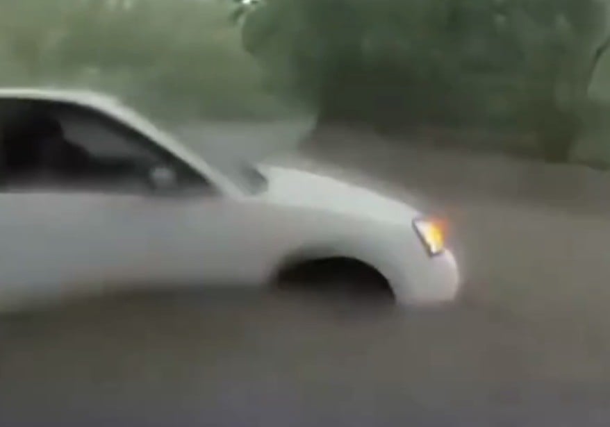 VIDEO ¡Momentos de agonía! Bebé quedó atrapado dentro de vehículo por intensas lluvias