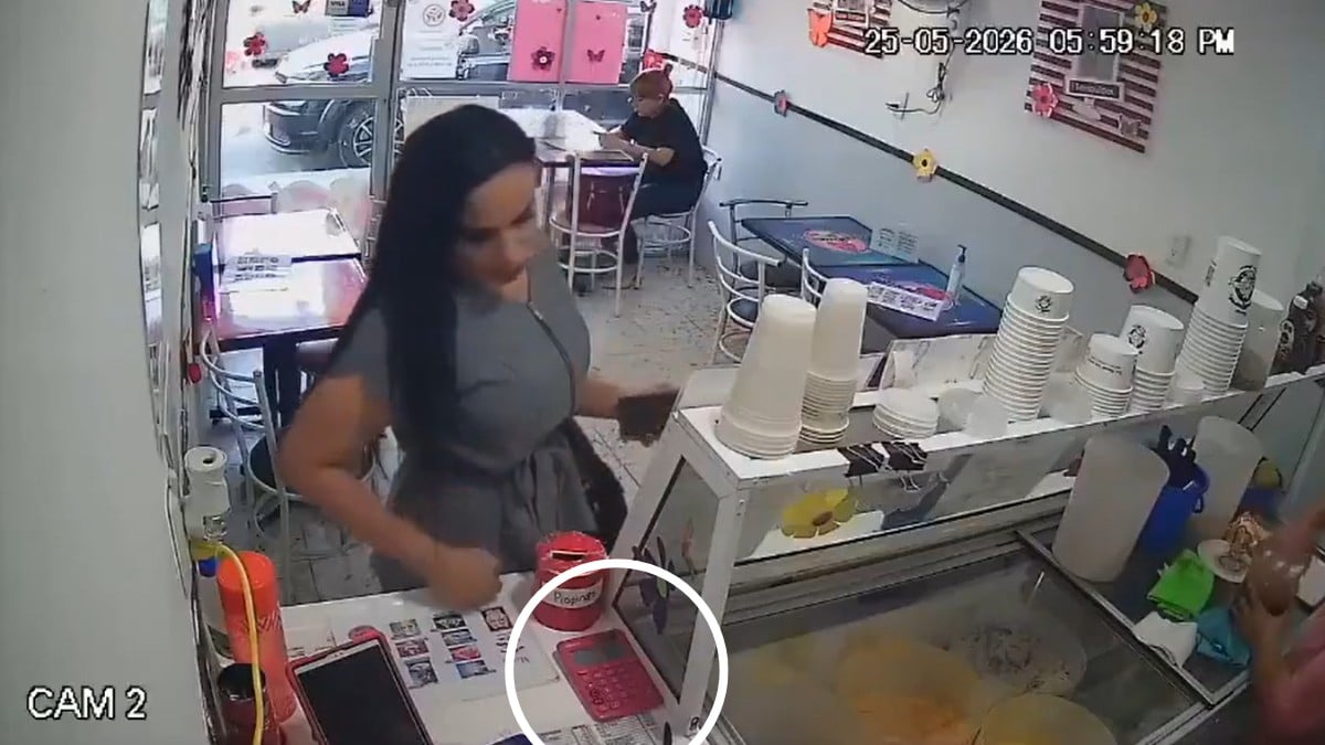 VIDEO ¡Captan a Lady Calculadora! Mujer aprovecha distracción para robar el aparato