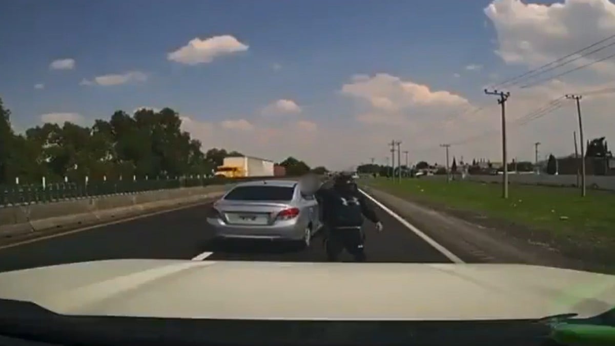 VIDEO ¡A punta de pistola! Roban camioneta cargada con relojes tras salir de la aduana