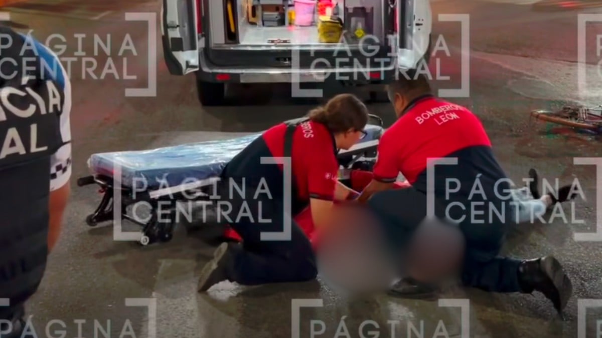 ¡Lo atropelló y huyó! Vehículo impacta a un ciclista en el Mariano Escobedo en León