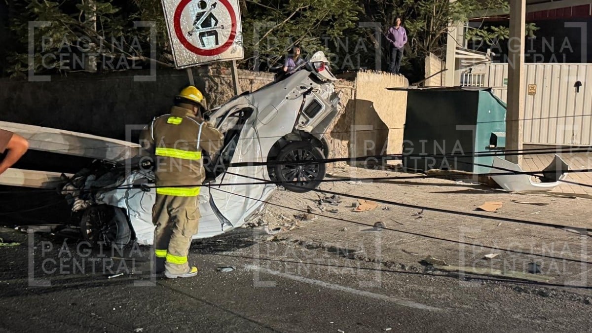 ¡Terrible accidente en la León-Silao! Tira dos postes, destroza su carro y queda prensado