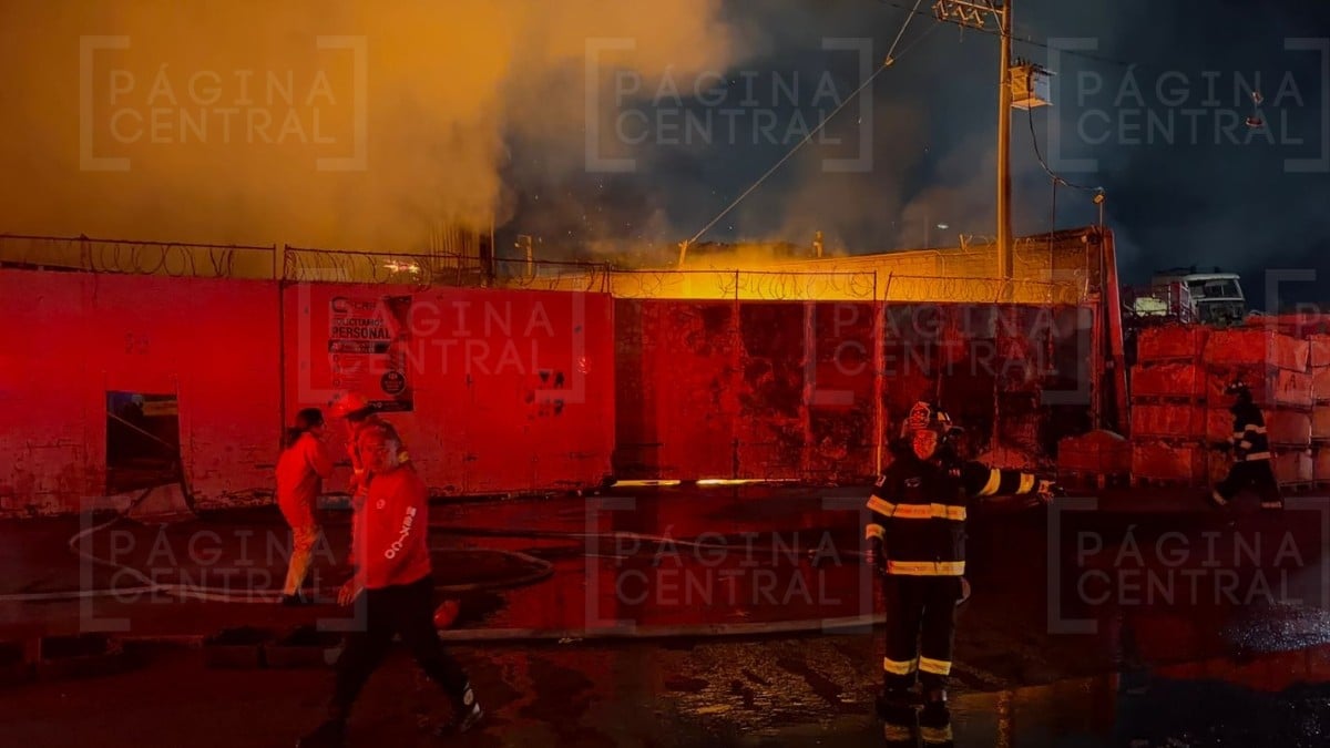 ¡Fuego voraz! Arde bodega de tarimas en Ciudad Industrial; impresiona gran fumarola