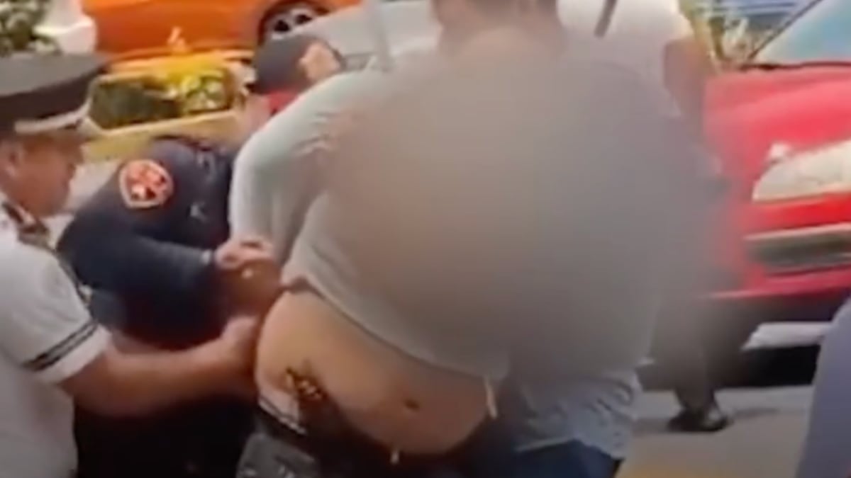 VIDEO ¡Detenido! Intentó robar mercancía escondiéndola en los pliegues de su abdomen