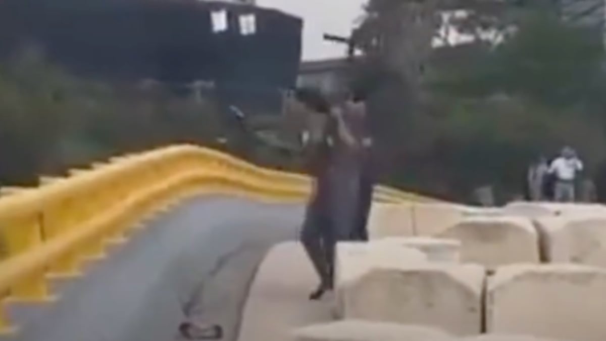 VIDEO ¡Con el patín no! Sujeto arroja al vacío scooter durante pelea
